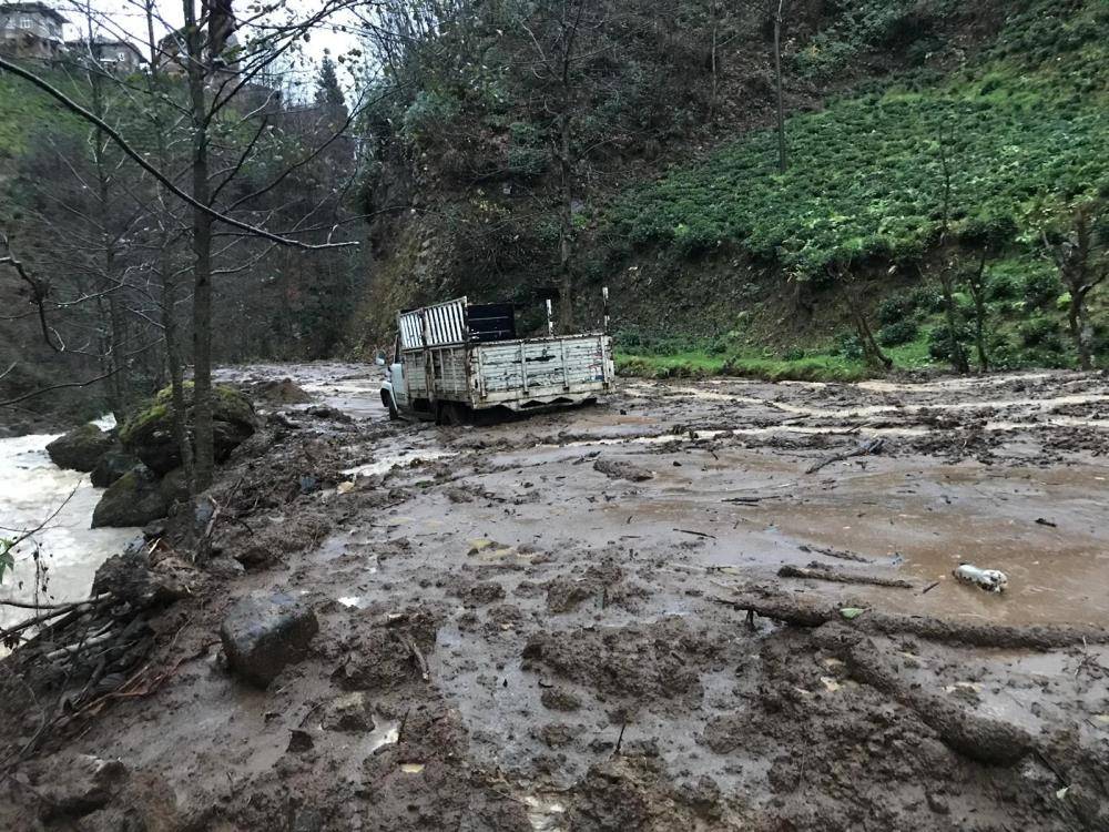 Rize'de sağanak sel ve heyelana yol açtı, yollar kapandı 7